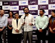 Imagen de Édgar José Lama como presidente del Consejo Directivo del IESS en una rueda de prensa con el Ministerio de Salud y la Vicepresidencia de la República.