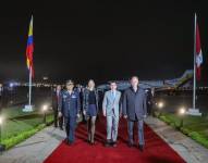 Foto de Daniel Noboa junto a su esposa Lavinia Valbonesi en el aeropuerto internacional Jorge Chávez de Lima.