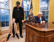 Elon Musk y su hijo X en la Casa Blanca.