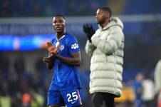 Moisés Caicedo en un partido con el Chelsea por la Premier League