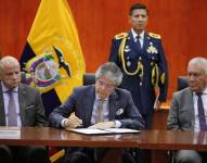 El vicepresidente Alfredo Borrero (izq.), el presidente Guillermo Lasso y el ministro de Defensa, Luis Lara.