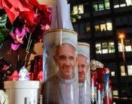 Velas y flores frente al hospital Gemelli de Roma, donde está ingresado el papa Francisco.