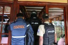 Los agentes metropolitanos durante la inspección del sitio clausurado.