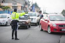 Agente de tránsito en zonas de alto flujo vehicular