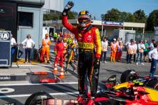 Carlos Sainz celebra su pole position en el Gran Premio de Monza