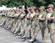 El ejército ucraniano publicó imágenes de mujeres soldado practicando para un desfile con tacones.