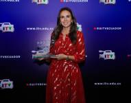 Imagen de Estéfani Espín posando con su premio de Mejor Presentadora de Programas de Información, Noticias e Investigación en los Premios ITV 2025.