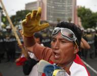 Un hombre grita arengas frente a varios policías que bloquean una marcha que se dirigía al Congreso al margen de la llamada toma de Lima, en Lima (Perú). EFE/ Paolo Aguilar