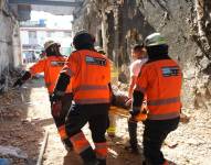 Imagen de bomberos rescatando a una persona en los escombros de una edificación en el suroeste de Guayaquil.