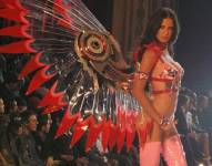 La brasileña Adriana Lima fue la encargada de abrir el desfile de los ángeles de Victoria's Secret en 2003.