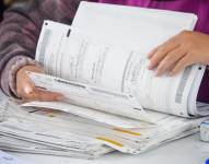 Una delegada del CNE revisa las actas del proceso electoral del pasado 5 de febrero.