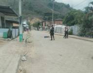 Agentes en un lugar cercano donde fueron abandonados cuatro cuerpos sin vida.