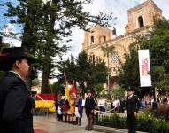 Autoridades de la ciudad de Cuenca colocaron ofrendas florales junto al monumento Abdón Calderón este 12 de abril de 2025.
