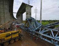 Una grúa industrial colapsó sobre una autopista
