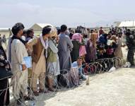 Personas formadas esperando a ingresar al aeropuerto internacional de Kabul.