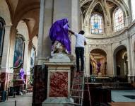 Las imágenes religiosas se cubren hasta el final del Viernes Santo