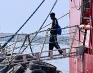 Mueren 40 migrantes en un naufragio frente a costas de Túnez.