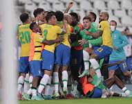 Jugadores festejan el tanto de la victoria.