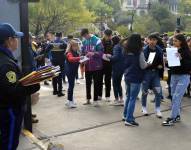 Jóvenes estudiantes durante el proceso de admisión universitario en Cuenca.