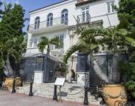 Hallan a dos hombres muertos en la Mansión Versace, en EE.UU.
