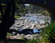 El río Tomebamba, en Cuenca, mantiene un caudal bajo desde septiembre de 2023.