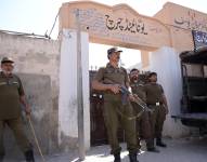 La policía asegura la escena después de que una turba violenta atacara a un cristiano