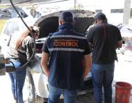 Personal de la Agencia Metropolitana de Control durante la inspección.