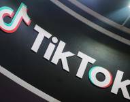 El logotipo de TikTok durante la China International Textile and Garment Supply Chain Expo en Hangzhou, en la provincia oriental china de Zhejiang, el 5 de diciembre de 2024.
