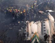 El equipo de rescate trabajan con los restos del avión siniestrado en el lugar del accidente este domingo en Pokhara, Nepal.- EFE/ Krishna Mani Baral