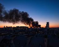 Una nube de humo recorre el horizonte de París mientras arde un gran incendio en una planta de reciclaje en el distrito 17, en el norte de París, el 7 de abril de 2025.