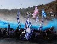 La policía trata de frenar a los manifestantes con cañones de agua.