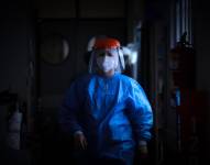 Médicos y enfermeros trabajan en una Unidad de Cuidados Intensivos en el Hospital de la Provincia de Buenos Aires, en una fotografía de archivo. EFE/Juan Ignacio Roncoroni