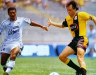Néstor 'Cachito' Espinoza, exjugador de BSC disputando el balón con Luis Capurro.