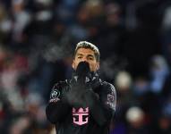 Luis Suárez con indumentaria para protegerse del frío.