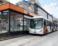 Un trolebús en la parada Mariscal Sucre, centro norte de Quito.