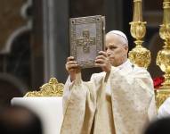 El papa León XIV celebra la Santa Misa de Navidad en la basílica de San Pedro del Vaticano, el 25 de diciembre de 2025.