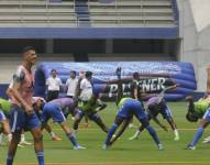 Imagen de archivo de varios jugadores de Emelec calentando antes de un partido de campeonato nacional.