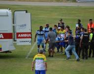 El arquero de El Nacional se reincorporó dos veces, pero en la tercera tuvo que ser socorrido por los médicos y llevado a un hospital.