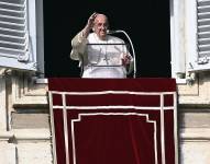 El papa Francisco en la Plaza de San Pedro enviando un mensaje