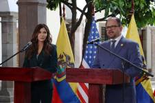 Imagen del 31 de julio de 2025. El ministro del Interior, John Reimberg, y la secretaria de Seguridad Nacional de Estados Unidos, Kristi Noem, ofrecieron una rueda de prensa en el Palacio de Carondelet.