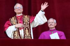 Papa Francisco saludando desde el balcón en Roma.