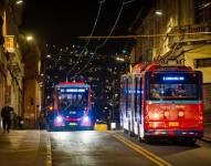 Dos trolebuses circulando en la avenida Maldonado, más arriba de La Recoleta en el centro de Quito.