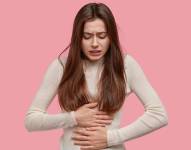 Imagen referencial, Mujer con hinchazon abdominal. (Pixabay)