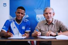 Gustavo Cortez firma su contrato como nuevo jugador de Emelec