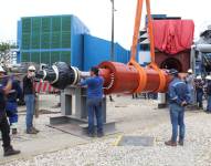 Personal de Celec realiza el mantenimiento de los equipos de generación térmica.