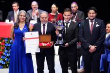 Isaac Álvarez, dirigente, y Ezequiel Piovi capitán de Liga de Quito, recibieron la condecoración del Municipio de Quito
