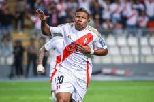 Edison Flores, atacante peruano.