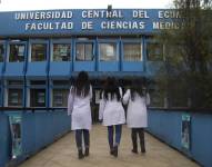 Ecuador tiene un exceso de médicos generales: inquietud latente al final de 2025