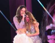 Shakira y Belinda cantando Día de Enero en Ciudad de México.