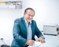 Imagen de Nelson Estrella, médico cirujano, en una foto publicada en 2019.